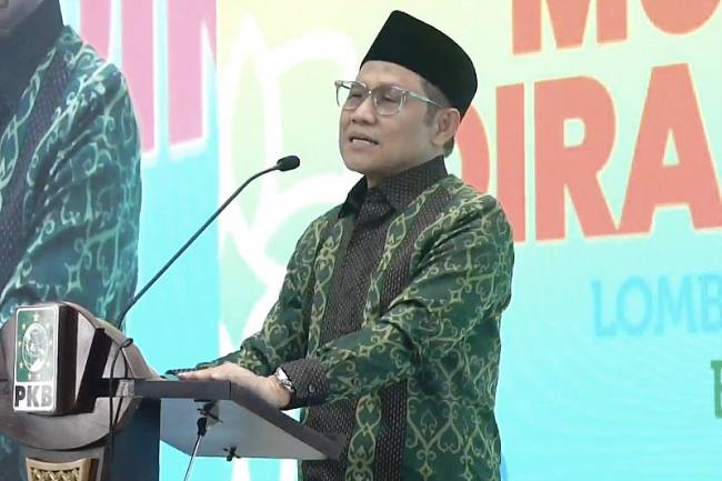 Menteri Koordinator Bidang Pemberdayaan Masyarakat Muhaimin Iskandar berpidato saat penutupan Musabaqoh Qiraatil Kutub Nasional (MQKN) 2025 di Kantor DPP PKB, Jakarta, Minggu (9/11/2025). (ANTARA/Fath Putra Mulya)