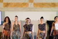 Pertunjukan busana berbahan kain sasirangan karya para desainer Eropa dan Rwanda di Belgia. (Foto: Dok Native Indonesia)
