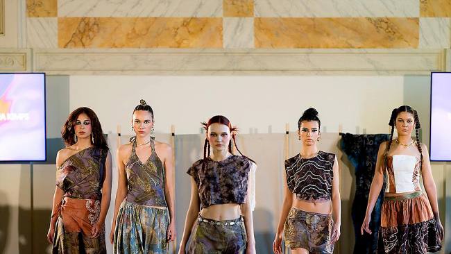 Pertunjukan busana berbahan kain sasirangan karya para desainer Eropa dan Rwanda di Belgia. (Foto: Dok Native Indonesia)
