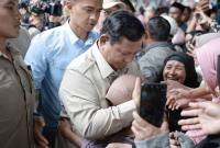 Presiden Prabowo Subianto memeluk warga saat meninjau langsung lokasi terdampak bencana di Bener Meriah, Aceh, Jumat (12/12/2025). (Dok Tim Media Presiden Prabowo)