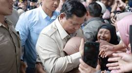 Presiden Prabowo Subianto memeluk warga saat meninjau langsung lokasi terdampak bencana di Bener Meriah, Aceh, Jumat (12/12/2025). (Dok Tim Media Presiden Prabowo)