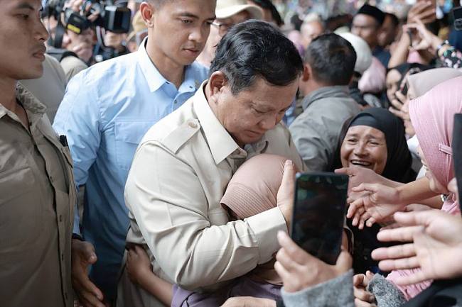 Presiden Prabowo Subianto memeluk warga saat meninjau langsung lokasi terdampak bencana di Bener Meriah, Aceh, Jumat (12/12/2025). (Dok Tim Media Presiden Prabowo)