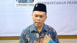 Direktur Rumah Politik Indonesia Fernando Emas saat merilis hasil survei nasional di Jakarta, Rabu (19/11/2025). (Foto: Dok RPI)