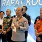Wakapolri Komjen Pol Dedi Prasetyo (tengah) memberikan keterangan pers usai acara Rakor Lintas Sektoral Bidang Operasional Tahun 2025 di Gedung STIK-PTIK Polri, Jakarta, Senin (15/12/2025). (ANTARA/Nadia Putri R)