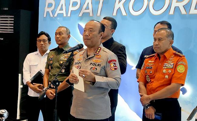 Wakapolri Komjen Pol Dedi Prasetyo (tengah) memberikan keterangan pers usai acara Rakor Lintas Sektoral Bidang Operasional Tahun 2025 di Gedung STIK-PTIK Polri, Jakarta, Senin (15/12/2025). (ANTARA/Nadia Putri R)