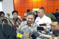 Menteri Koordinator (Menko) Bidang Perekonomian Airlangga Hartarto saat meninjau penyaluran Bantuan Langsung Tunai Sementara Kesejahteraan Rakyat (BLT Kesra) di Kantor Pos Premier Rawamangun, Jakarta, Kamis (4/12/2025). (Foto: ANTARA/Aria Ananda)