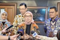 Menteri PAN RB, Rini Widyantini, memberikan keterangan kepada wartawan di Kantor Kemenentrrian PAN RB, Jakarta, Selasa (18/11/2025). (Foto: Dok Antara)
