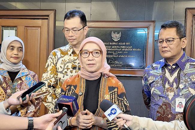Menteri PAN RB, Rini Widyantini, memberikan keterangan kepada wartawan di Kantor Kemenentrrian PAN RB, Jakarta, Selasa (18/11/2025). (Foto: Dok Antara)
