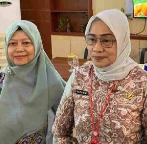 Kepala Disbunnak Kalsel, Suparmi (kanan)