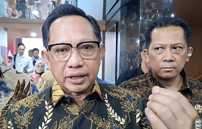 Menteri Dalam Negeri (Mendagri) Tito Karnavian memberikan keterangan kepada wartawan di di Kantor Pusat Kemendagri, Jakarta, Kamis (11/12/2025). (ANTARA/Fianda Sjofjan R)