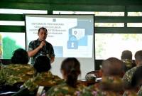 Perwakilan Biro Informasi Pertahanan Sekretariat Jenderal Kementerian Pertahanan Kolonel Inf Arif Nursaid menyampaikan materi dalam kegiatan pembekalan untuk awak media mengenai prosedur kedaruratan di daerah rawan, di Resimen Latihan dan Pertempuran (Menlatpur) Kostrad Sanggabuana, Karawang, Jawa Barat, Selasa (16/12/2025). (Foto: Dok Kemenhan)