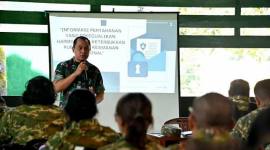 Perwakilan Biro Informasi Pertahanan Sekretariat Jenderal Kementerian Pertahanan Kolonel Inf Arif Nursaid menyampaikan materi dalam kegiatan pembekalan untuk awak media mengenai prosedur kedaruratan di daerah rawan, di Resimen Latihan dan Pertempuran (Menlatpur) Kostrad Sanggabuana, Karawang, Jawa Barat, Selasa (16/12/2025). (Foto: Dok Kemenhan)
