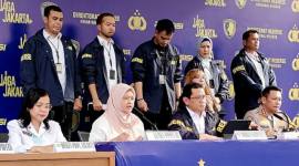 Perwakilan Kementerian Perlindungan Perempuan dan Anak (KemenPPA), Atwirlany Ritonga (kedua dari kiri) saat konferensi pers di Jakarta, Rabu (17/12/2025). (ANTARA/Ilham Kausar)
