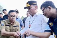 Gubernur Kalteng Agustiar Sabran (baju putih) dan jajaran saat meninjau pembangunan jalan di wilayah Kotawaringin Timur beberapa waktu lalu. (Foto: Dok Antara/Devita Maulina)