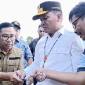 Gubernur Kalteng Agustiar Sabran (baju putih) dan jajaran saat meninjau pembangunan jalan di wilayah Kotawaringin Timur beberapa waktu lalu. (Foto: Dok Antara/Devita Maulina)