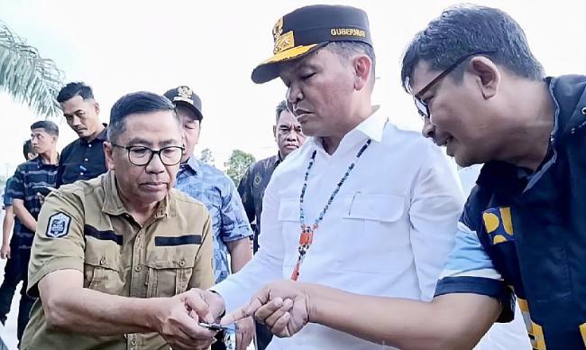 Gubernur Kalteng Agustiar Sabran (baju putih) dan jajaran saat meninjau pembangunan jalan di wilayah Kotawaringin Timur beberapa waktu lalu. (Foto: Dok Antara/Devita Maulina)