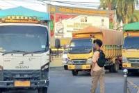 Tiga truk bermuatan kayu ulin ilegal diamankan di Polres Kotawaringin Timur untuk dijadikan barang bukti proses hukum, di Sampit, Selasa (2/12/2025). (Foto: Antara/Norjani)