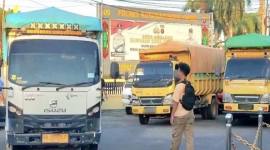 Tiga truk bermuatan kayu ulin ilegal diamankan di Polres Kotawaringin Timur untuk dijadikan barang bukti proses hukum, di Sampit, Selasa (2/12/2025). (Foto: Antara/Norjani)