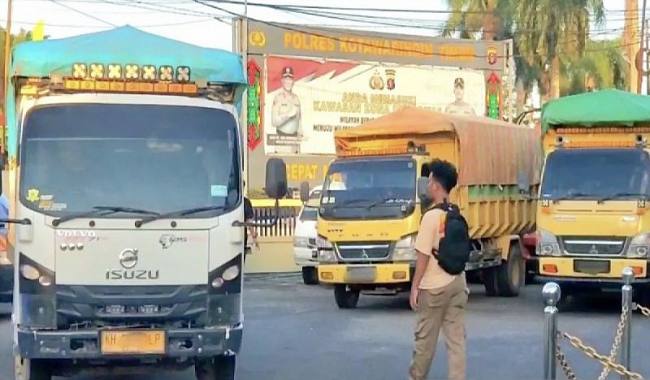 Tiga truk bermuatan kayu ulin ilegal diamankan di Polres Kotawaringin Timur untuk dijadikan barang bukti proses hukum, di Sampit, Selasa (2/12/2025). (Foto: Antara/Norjani)