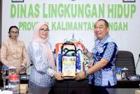 Kepala DLH Kalteng Joni Harta (kanan) dan jajaran saat peluncuran produk kerajinan daur ulang di Palangka Raya belum lama ini. (Foto: Dok DLH Kalteng)