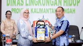 Kepala DLH Kalteng Joni Harta (kanan) dan jajaran saat peluncuran produk kerajinan daur ulang di Palangka Raya belum lama ini. (Foto: Dok DLH Kalteng)