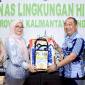 Kepala DLH Kalteng Joni Harta (kanan) dan jajaran saat peluncuran produk kerajinan daur ulang di Palangka Raya belum lama ini. (Foto: Dok DLH Kalteng)