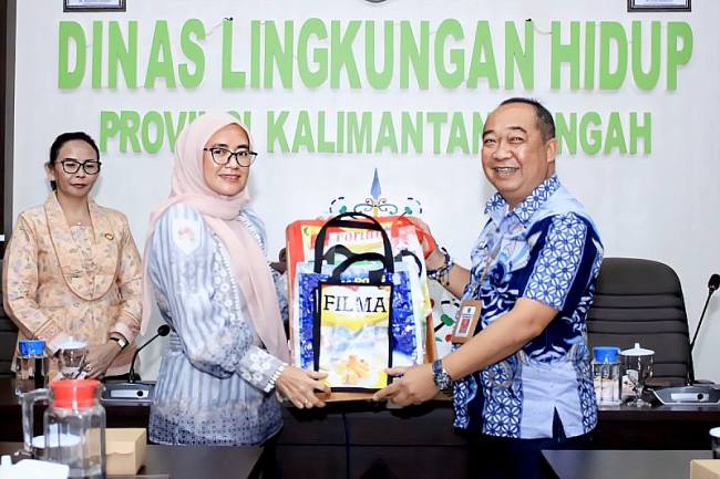 Kepala DLH Kalteng Joni Harta (kanan) dan jajaran saat peluncuran produk kerajinan daur ulang di Palangka Raya belum lama ini. (Foto: Dok DLH Kalteng)