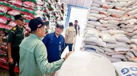 Pemprov bersama Bulog Kalteng menggelar monitoring ketersediaan beras di gudang Bulog Palangka Raya, Selasa (9/12/2025). (ANTARA/M Arif Hidayat)