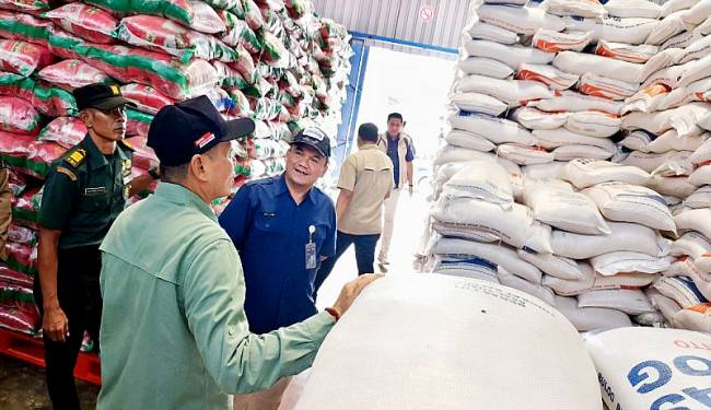 Pemprov bersama Bulog Kalteng menggelar monitoring ketersediaan beras di gudang Bulog Palangka Raya, Selasa (9/12/2025). (ANTARA/M Arif Hidayat)