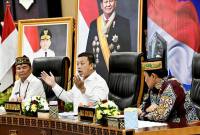 Menteri ATR/BPN Nusron Wahid (tengah) bersama Gubernur Kalteng Agustiar Sabran (kiri) dan Wakil Gubernur Edy Pratowo saat rakor kebijakan pertanahan dan tata ruang bersama kepala daerah Se-Kalteng di Palangka Raya, Kamis (11/12/2025). (Foto: Biro Adpim Pemprov Kalteng)