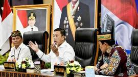 Menteri ATR/BPN Nusron Wahid (tengah) bersama Gubernur Kalteng Agustiar Sabran (kiri) dan Wakil Gubernur Edy Pratowo saat rakor kebijakan pertanahan dan tata ruang bersama kepala daerah Se-Kalteng di Palangka Raya, Kamis (11/12/2025). (Foto: Biro Adpim Pemprov Kalteng)