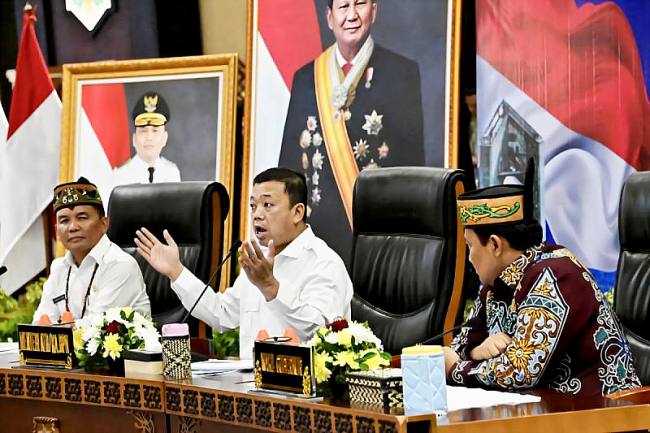 Menteri ATR/BPN Nusron Wahid (tengah) bersama Gubernur Kalteng Agustiar Sabran (kiri) dan Wakil Gubernur Edy Pratowo saat rakor kebijakan pertanahan dan tata ruang bersama kepala daerah Se-Kalteng di Palangka Raya, Kamis (11/12/2025). (Foto: Biro Adpim Pemprov Kalteng)