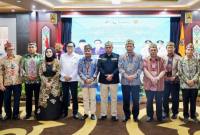 Menkop Ferry Juliantono (empat dari kanan) bersama Gubernur Kalimantan Tengah Agustiar Sabran (lima dari kiri) serta lainnya usai pembukaan Musyawarah Wilayah Dekopinwil Kalimantan Tengah di Palangka Raya, Minggu (14/12/2025). (Foto: Dok Kemenkop RI)