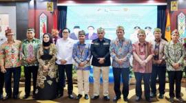 Menkop Ferry Juliantono (empat dari kanan) bersama Gubernur Kalimantan Tengah Agustiar Sabran (lima dari kiri) serta lainnya usai pembukaan Musyawarah Wilayah Dekopinwil Kalimantan Tengah di Palangka Raya, Minggu (14/12/2025). (Foto: Dok Kemenkop RI)