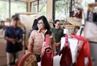 Ketua Tim Reses Komisi VII DPR RI Evita Nursanty saat melihat produk anyaman rotan di Indang Apang Galeri, di Jalan Bethel, Kota Palangka Raya, Selasa (16/12/2025). (Foto: ANTARA/Nano Ridhansyah)