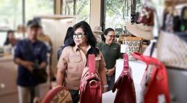 Ketua Tim Reses Komisi VII DPR RI Evita Nursanty saat melihat produk anyaman rotan di Indang Apang Galeri, di Jalan Bethel, Kota Palangka Raya, Selasa (16/12/2025). (Foto: ANTARA/Nano Ridhansyah)