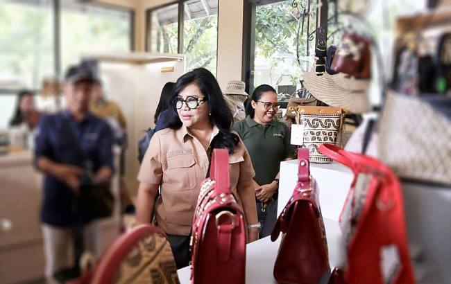 Ketua Tim Reses Komisi VII DPR RI Evita Nursanty saat melihat produk anyaman rotan di Indang Apang Galeri, di Jalan Bethel, Kota Palangka Raya, Selasa (16/12/2025). (Foto: ANTARA/Nano Ridhansyah)