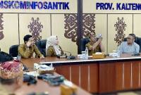 Plt Sekda Kalteng Leonard S Ampung (dua kanan) mengecek Kartu 'Huma Betang' yang sudah tercetak bersama Kepala BKD Lisda (dua kiri), Plt Kadiskominfosantik Rangga Lesmana (kiri) serta mitra di Palangka Raya, Selasa (30/12/2025). (ANTARA/M Arif Hidayat)