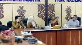 Plt Sekda Kalteng Leonard S Ampung (dua kanan) mengecek Kartu 'Huma Betang' yang sudah tercetak bersama Kepala BKD Lisda (dua kiri), Plt Kadiskominfosantik Rangga Lesmana (kiri) serta mitra di Palangka Raya, Selasa (30/12/2025). (ANTARA/M Arif Hidayat)