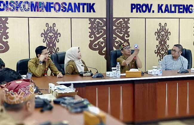 Plt Sekda Kalteng Leonard S Ampung (dua kanan) mengecek Kartu 'Huma Betang' yang sudah tercetak bersama Kepala BKD Lisda (dua kiri), Plt Kadiskominfosantik Rangga Lesmana (kiri) serta mitra di Palangka Raya, Selasa (30/12/2025). (ANTARA/M Arif Hidayat)