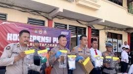 Kapolres Tarakan AKBP Erwin Saputra Manik (tengah) saat rilis pengungkapan kasus sabu seberat 3,041 kilogram di Tarakan, Senin (1/12). (ANTARA/Susylo Asmalyah)