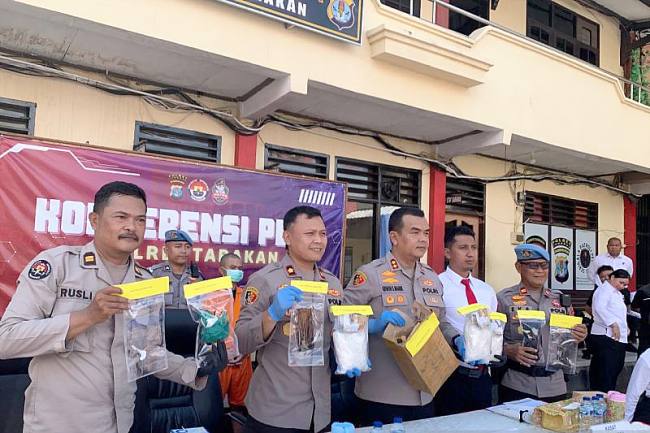 Kapolres Tarakan AKBP Erwin Saputra Manik (tengah) saat rilis pengungkapan kasus sabu seberat 3,041 kilogram di Tarakan, Senin (1/12). (ANTARA/Susylo Asmalyah)