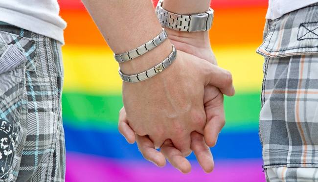 Foto Ilustrasi pasangan sejenis.(AP Photo/DPA, Michael Reichel)