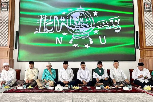 Rais Aam Pengurus Besar Nahdlatul Ulama, KH Miftachul Akhyar, dan Ketua Umum PBNU, KH Yahya Cholil Staquf, saat silaturahmi di di Pesantren Miftachussunnah, Surabaya, Jatim, Minggu (28/12/2025). (Foto: Dok NU)