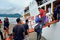 Foto Ilustrasi - Suasana aktivitas naik turun penumpang di kapal penyeberangan. (Foto: Dok Kemenhub)