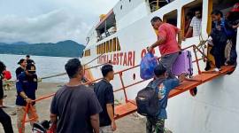 Foto Ilustrasi - Suasana aktivitas naik turun penumpang di kapal penyeberangan. (Foto: Dok Kemenhub)