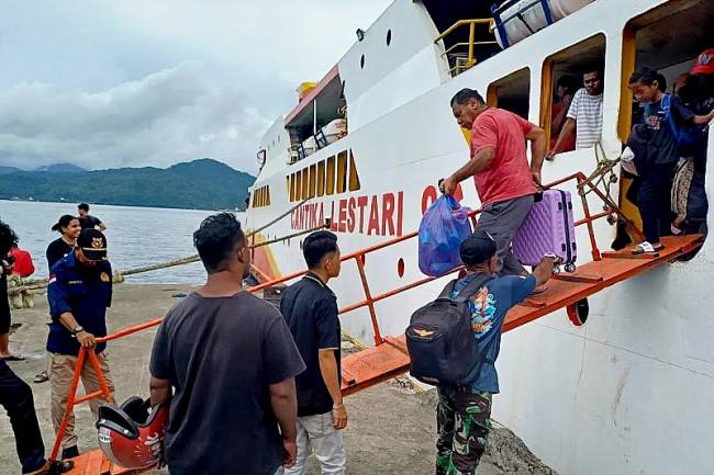 Foto Ilustrasi - Suasana aktivitas naik turun penumpang di kapal penyeberangan. (Foto: Dok Kemenhub)