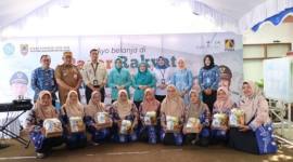 PAKET BANTUAN- Wakil Ketua TP PKK Provinsi Kalimantan Selatan, Hj Ellyana Trisya saat menerima 1000 Paket subsidi bantuan dari Ketua Ikatan Istri Pegawai Bank kalsel, Miliyani (istri dari Direktur Utama Bank Kalsel) bersama Ketua TP PKK Kota Banjarmasin, Hj Neli Listriani pun menerima 200 selanjutkan didistribusikan untuk warga yang berhak menerima.(FOTO:HumasBankKalsel)