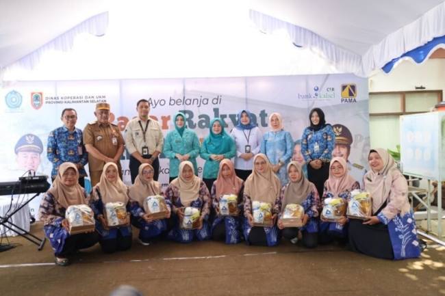 PAKET BANTUAN- Wakil Ketua TP PKK Provinsi Kalimantan Selatan, Hj Ellyana Trisya saat menerima 1000 Paket subsidi bantuan dari Ketua Ikatan Istri Pegawai Bank kalsel, Miliyani (istri dari Direktur Utama Bank Kalsel) bersama Ketua TP PKK Kota Banjarmasin, Hj Neli Listriani pun menerima 200 selanjutkan didistribusikan untuk warga yang berhak menerima.(FOTO:HumasBankKalsel)