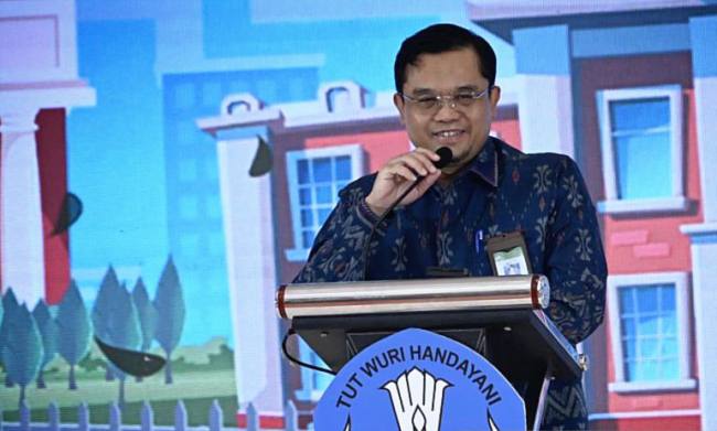 Direktur Jenderal Pendidikan Anak Usia Dini, Pendidikan Dasar, dan Pendidikan Menengah (Dirjen PAUD Dikdasmen) Gogot Suharwoto memberikan arahan Rapat Koordinasi Tim Percepatan Program Prioritas 06 (TP-06) Implementasi Makan Bergizi Gratis di Satuan Pendidikan di Jakarta, Senin (8/12/2025). (Foto: Humas Kemendikdasmen)